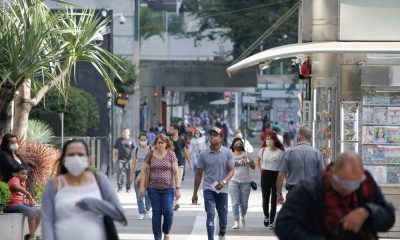 Movimentação intensa de pedestres, alguns usando máscaras de proteção, na Avenida Paulista, região Central de São Paulo, na manhã desta segunda-feira (27) — Foto: Fábio Vieira/Estadão Conteúdo