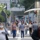 Movimentação intensa de pedestres, alguns usando máscaras de proteção, na Avenida Paulista, região Central de São Paulo, na manhã desta segunda-feira (27) — Foto: Fábio Vieira/Estadão Conteúdo