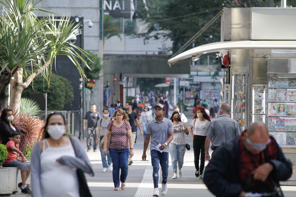 Movimentação intensa de pedestres, alguns usando máscaras de proteção, na Avenida Paulista, região Central de São Paulo, na manhã desta segunda-feira (27) — Foto: Fábio Vieira/Estadão Conteúdo
